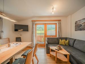ein Wohnzimmer mit einem Sofa und einem Tisch in der Unterkunft Apartments home Gamper, Brixen im Thale in Brixen im Thale