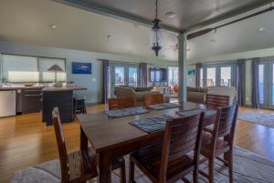 een eetkamer en woonkamer met een tafel en stoelen bij The Pineapple Palace in Papa Bay Estates