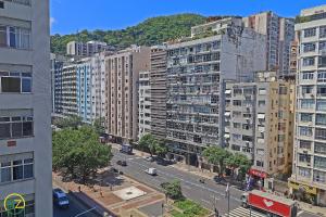 een luchtzicht op een stad met hoge gebouwen bij Sala quarto c/ 2 banheiros para 4 pessoas in Rio de Janeiro