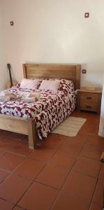 um quarto com uma cama grande e uma cabeceira em madeira em Quinta da Belavista em Reguengos de Monsaraz