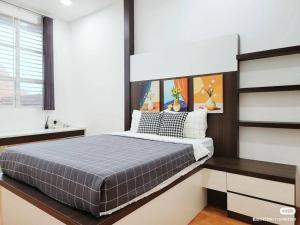 1 dormitorio con 1 cama extragrande y escritorio en Tambun lost world luxury villa 5BR/20 pax/mahjong/karaok/bbq/garden events en Tambun