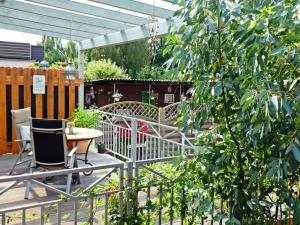 een patio met een tafel en stoelen en een hek bij Landgang I 90qm² mit Garten in Elsfleth
