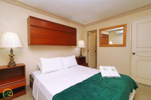 1 dormitorio con 1 cama con 2 toallas en Incrivel cobertura frente mar com terraço, en Río de Janeiro