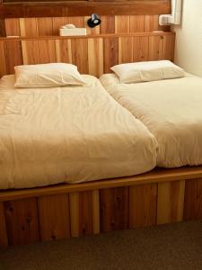 2 camas en una plataforma de madera en un dormitorio en Hostel Mt. Fuji - FUKUYA, en Fujiyoshida