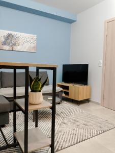Black Eagle Apartment في دراما: غرفة معيشة مع أريكة وطاولة