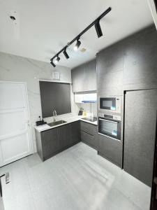 uma cozinha com um lavatório e um frigorífico em Marhaba Retreats em Mascate