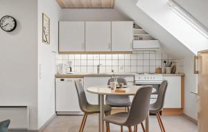 Η κουζίνα ή μικρή κουζίνα στο Nice Apartment In Gudhjem With Wifi