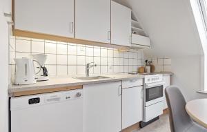 Η κουζίνα ή μικρή κουζίνα στο Nice Apartment In Gudhjem With Wifi