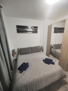 een slaapkamer met een bed met 2 kussens erop bij appartamento C&Y Ghiberti in Novara