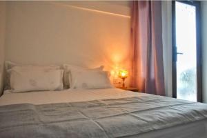 Un pat sau paturi într-o cameră la Nirili Villa