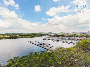 una vista aérea de un puerto deportivo con barcos en el agua en Puteri Harbour by JBcity Home en Nusajaya