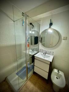 une salle de bain avec douche, lavabo et toilettes dans l'établissement Habitación en la playa, à Valence