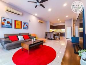 sala de estar con sofá y alfombra roja en Puteri Harbour by JBcity Home en Nusajaya