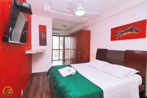 - une chambre avec un lit et une télévision dans l'établissement Linda Cobertura duplex com varanda e piscina, à Rio de Janeiro