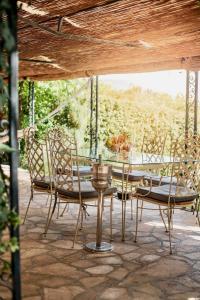 Balkón nebo terasa v ubytování Private home with pool & beach, Vacation Near Center, Yard, BBQ, Mountain View, Free Parking