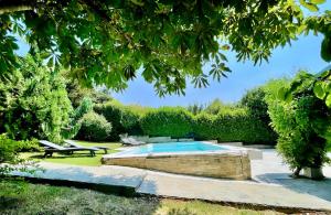 Bazén v ubytování Private home with pool & beach, Vacation Near Center, Yard, BBQ, Mountain View, Free Parking nebo v jeho okolí