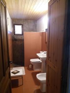 een badkamer met 2 toiletten en een wastafel bij Casa Rural en pleno paraje natural La Chirala in Enguera