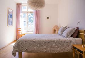 1 dormitorio con cama y ventana grande en Central City - inkl Parking and Bern Ticket en Berna