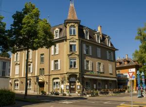 un gran edificio con una torre encima en Central City - inkl Parking and Bern Ticket en Berna