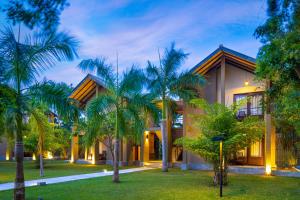 Сад в Chaarya Resort & Spa