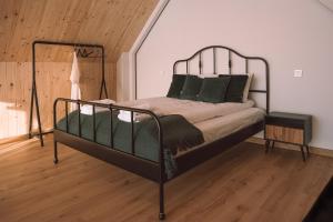 Uma cama ou camas num quarto em Zielone Wzgórze komfortowy klimatyzowany domek z balią z aeromasażem