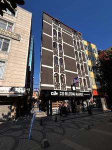 wysoki budynek z znakiem na boku w obiekcie GLR OTEL w mieście Balıkesir