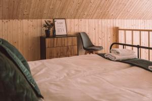 Uma cama ou camas num quarto em Zielone Wzgórze komfortowy klimatyzowany domek z balią z aeromasażem