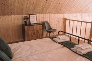 Uma cama ou camas num quarto em Zielone Wzgórze komfortowy klimatyzowany domek z balią z aeromasażem