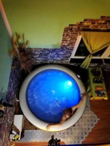 Sunny Side Fruska Gora -touristic estate في Velika Remeta: مسبح ازرق كبير في الغرفة