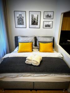 ein Schlafzimmer mit einem Bett mit gelben Kissen in der Unterkunft Home Heart of the center of Brno - Koliště Passage in Brünn