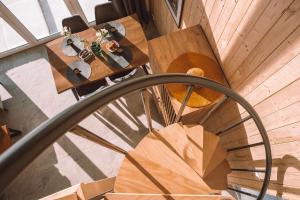widok na spiralne schody ze stołem w obiekcie Zielone Wzgórze komfortowy klimatyzowany domek z balią z aeromasażem w Kłodzku