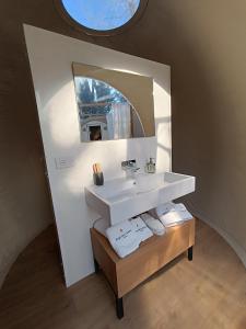 y baño con lavabo y espejo. en BUBBLE ROOM PUGLIA Villa Bautier Bubblenights, en Cerignola