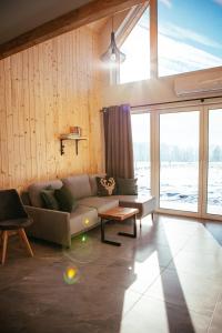 Uma área de estar em Zielone Wzgórze komfortowy klimatyzowany domek z balią z aeromasażem