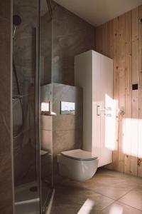 Uma casa de banho em Zielone Wzgórze komfortowy klimatyzowany domek z balią z aeromasażem