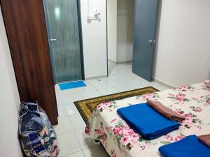 Homestay Fayyadh Teluk Intan 3Room2Bath في تيلوك إنتان: غرفة عليها سرير وحافظ ازرق