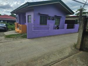八打雁的住宿－Mel's Place 2BR Apartment Unit1 in Batangas City，一个带车道的紫色房子