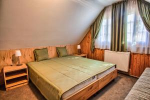 Posteľ alebo postele v izbe v ubytovaní Drevenica v Hybe