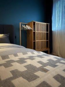 een slaapkamer met een bed en een houten boekenplank bij Suite luxueuse aux Guillemins in Luik