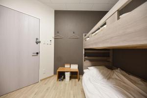 1 dormitorio con litera y mesa en 4S STAY Awaikeda ikedaonsenyoko, en Miyoshi