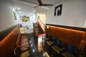 Hotel Rays Inn Boarding & Lodging的休息区