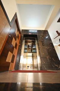 DharmastalaHotel Rays Inn Boarding & Lodging的一条空的走廊,铺着瓷砖地板,设有楼梯