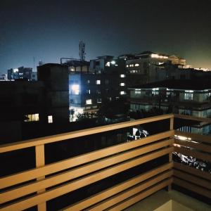 vistas a una ciudad por la noche con edificios en Nester Rooms, en Guwahati
