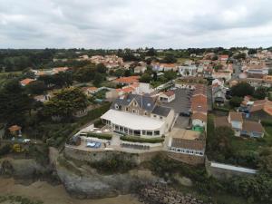 an aerial view of a large house in a town at Appart : houedic : plein sud, front de mer in La Bernerie-en-Retz