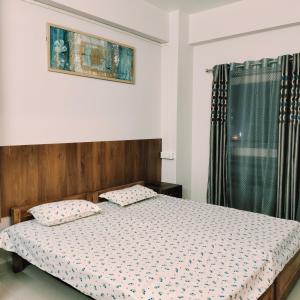 1 dormitorio con 2 almohadas en Nester Rooms, en Guwahati