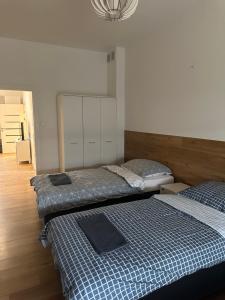 dos camas sentadas una al lado de la otra en un dormitorio en Nowoczesne mieszkanie 65 m2, en Chojnice