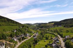 eine Luftansicht eines kleinen Dorfes in den Hügeln in der Unterkunft Ferienwohnung Helene in Olsberg