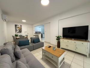 Μια τηλεόραση ή/και κέντρο ψυχαγωγίας στο Cozy Apartment in Paphos Beautiful Complex