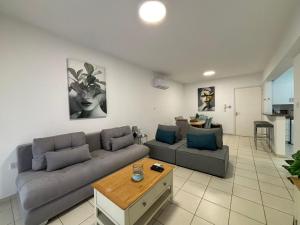 sala de estar con sofá y mesa en Cozy Apartment in Paphos Beautiful Complex, en Pafos