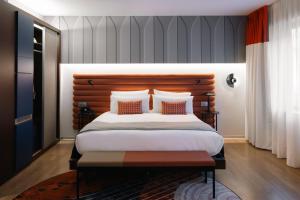a bedroom with a large bed with a wooden headboard at Hotel Indigo Barcelona Plaza Espana, an IHG Hotel in Barcelona