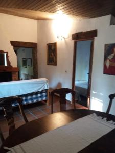Habitación con cama, mesa y sillas. en Casa Rural en pleno paraje natural La Chirala en Enguera